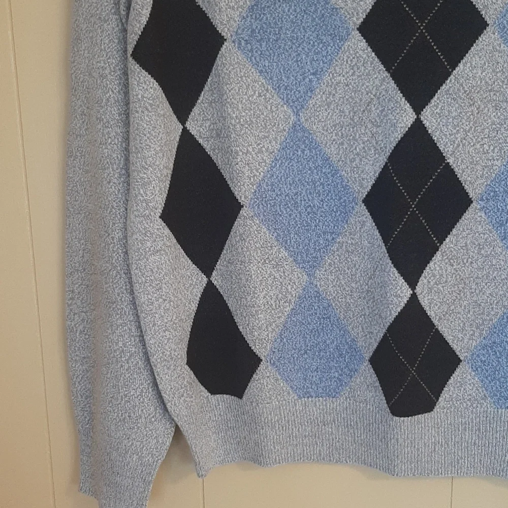 Dockers Men's Size L Light Gray and Blue Argyle Crewneck Sweater